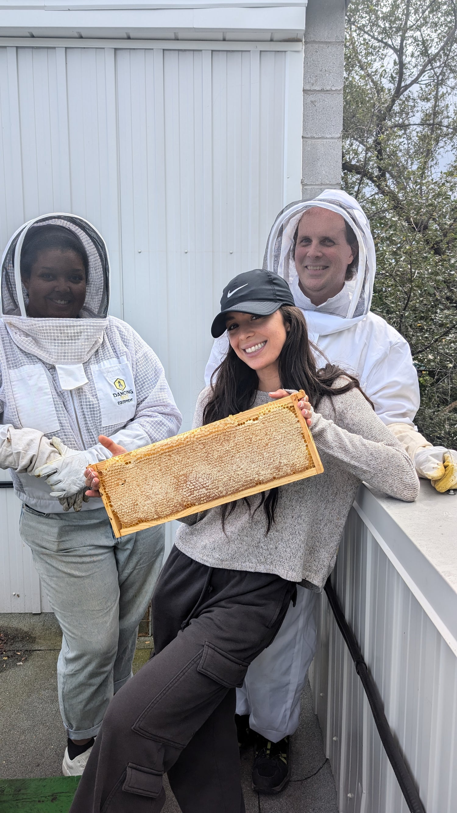 INTRODUCTORY ADULT BEEKEEPING CLASS 2025 OPEN FOR SIGN UP